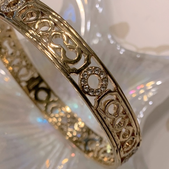 ⭐️ ✨💫COACH NWOT STUNNING GOLD AND CRYSTAL LATTICE SIGNATURE C BANGLE PRISTINE - Picture 7 of 7